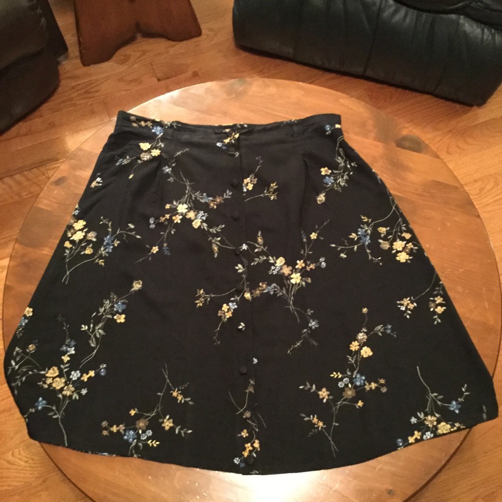 Sag Harbor Black W/flowers Skirt